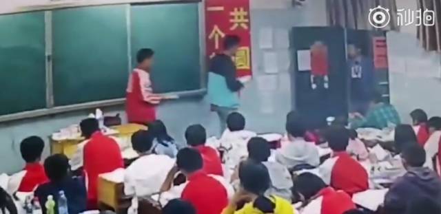 高中老师飞踹学生具体情况介绍